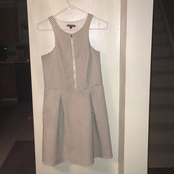 Express dress with pockets. - Picture 1 of 4